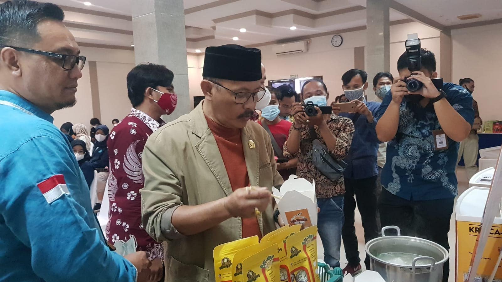 Dukung Usaha Pemuda, Ketua DPRD Borong Produk UMKM Milenal