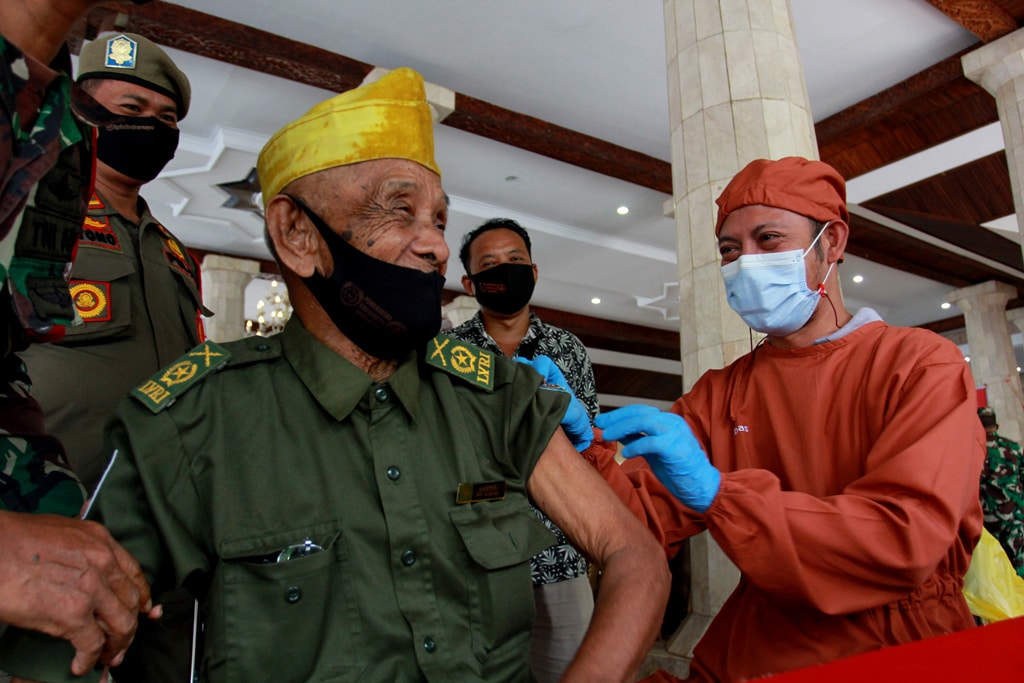 Geber Vaksinasi bagi Lansia, Puluhan Anggota Veteran RI Divaksin