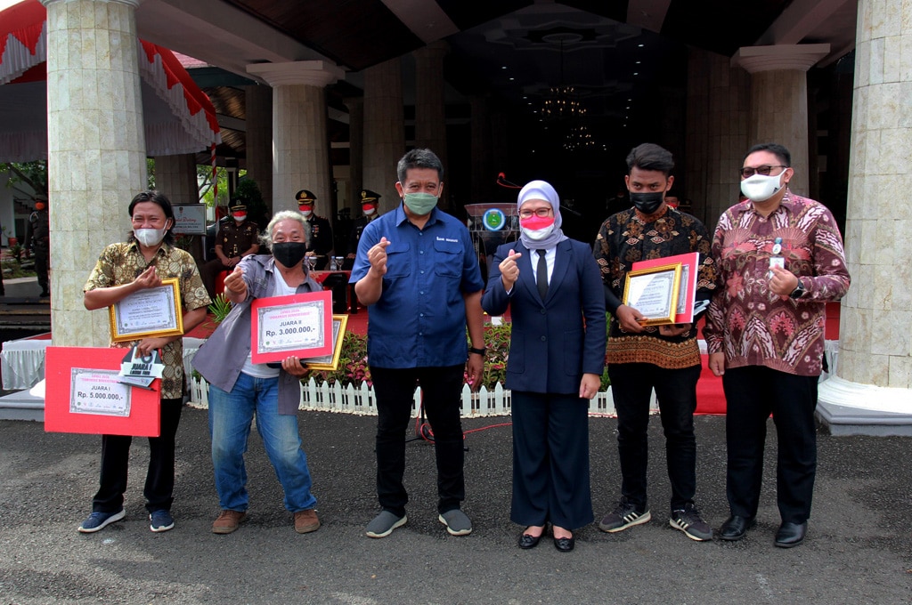 Bupati Serahkan Hadiah Lomba Foto Indramayu Bermartabat