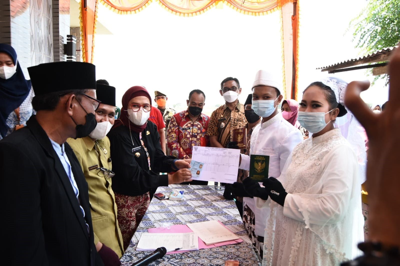 Program Perdana Dukcapil Berkah, Bupati Nina Beri Kado Istimewa kepada Sepasang Pengantin Baru