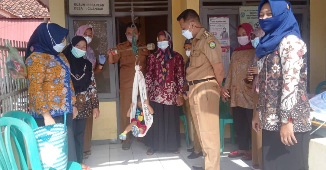 Camat Cek Kesehatan Balita