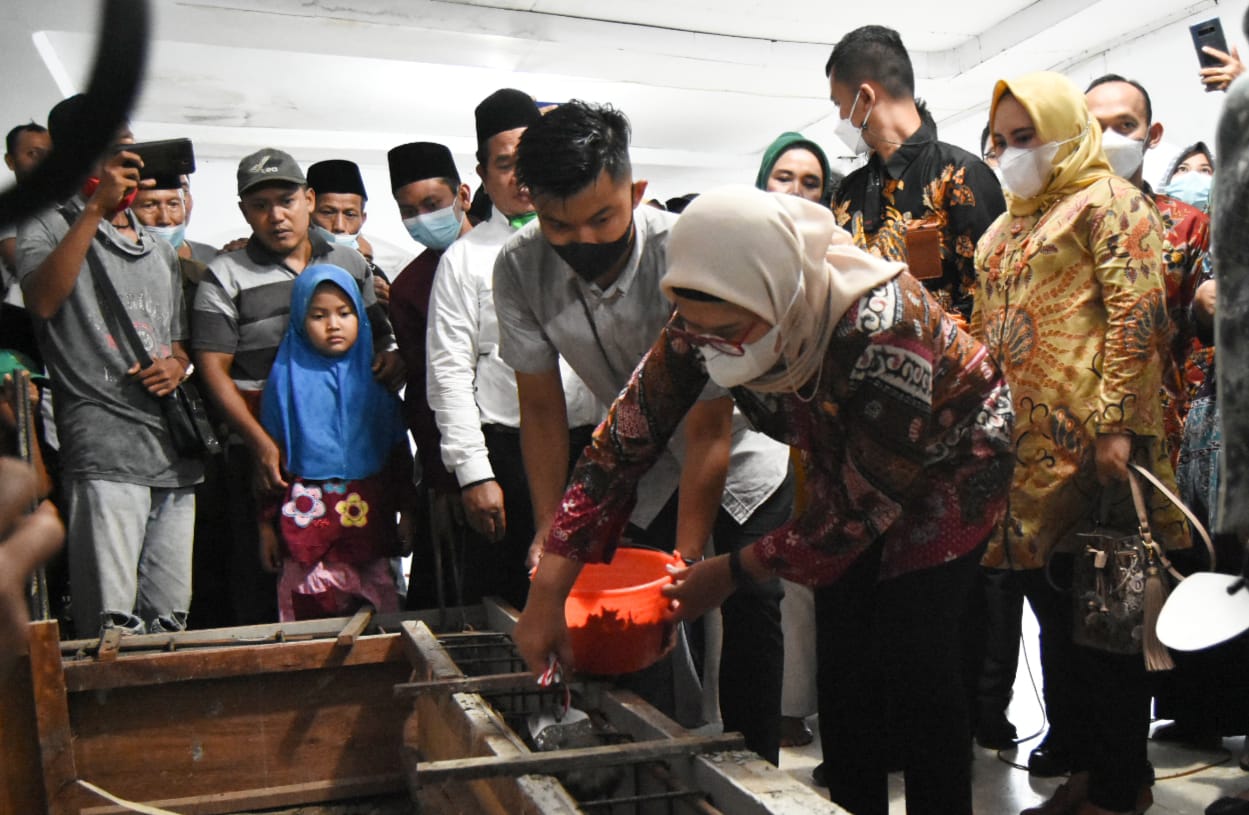 Nina _Dewa Letakan Batu Pertama Pembangunan Masjid Jami Al-Islah