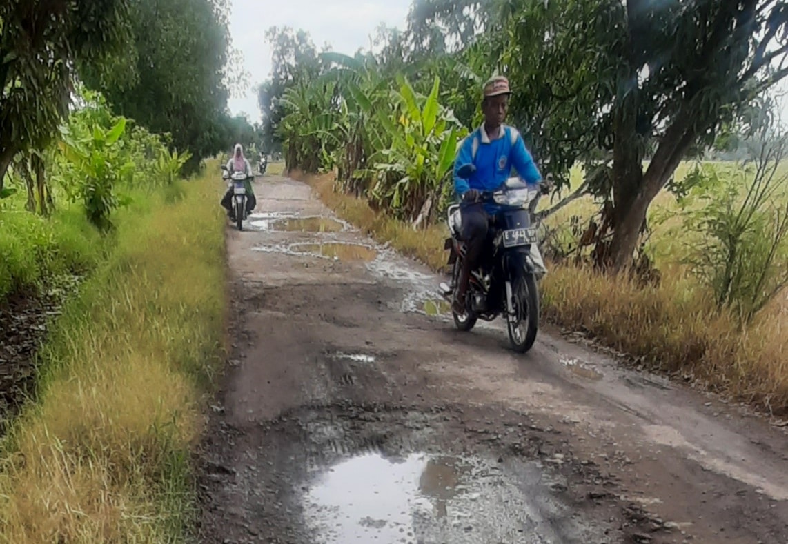 Warga Minta Jalan Poros Pondok Asem Dibeton