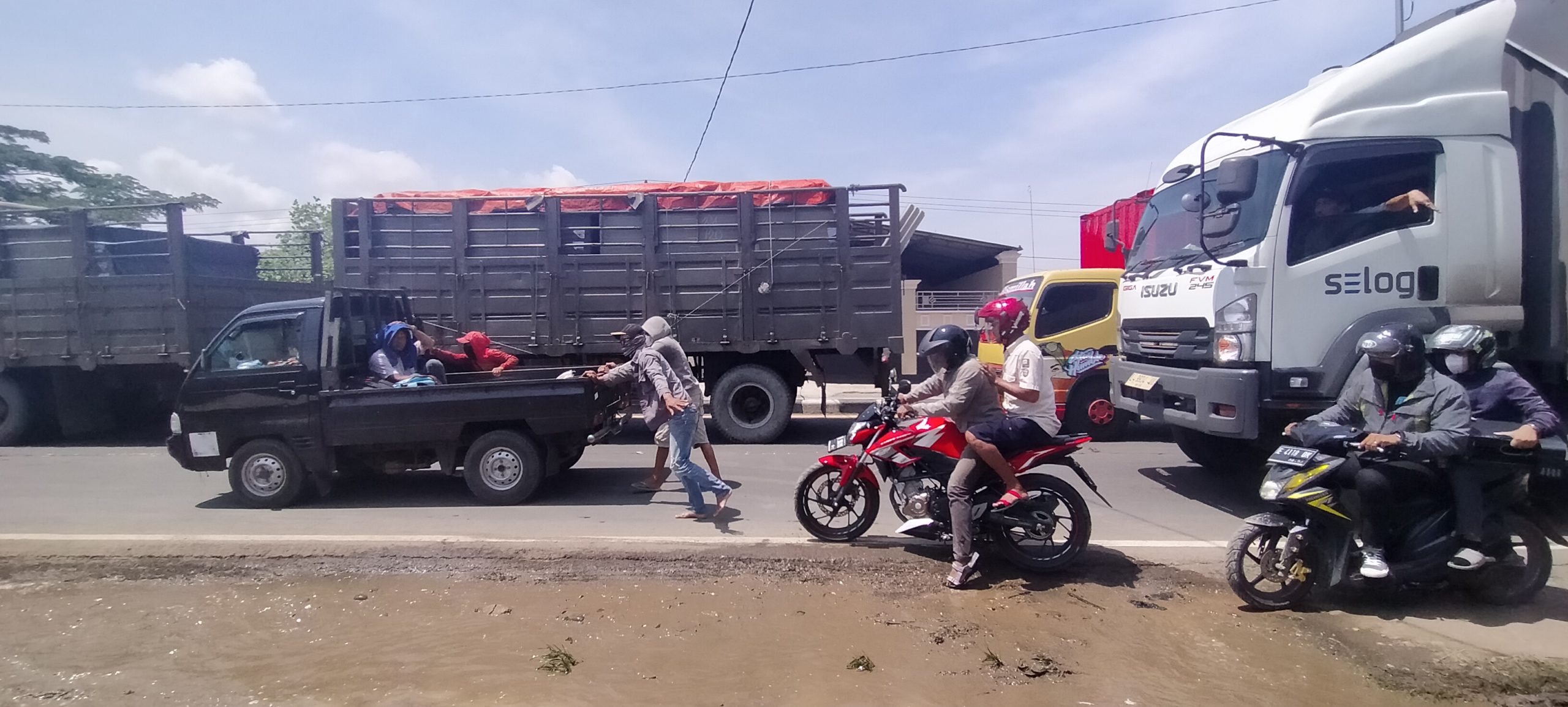 Terjebak Macet, Belasan Kendaraan Mogok