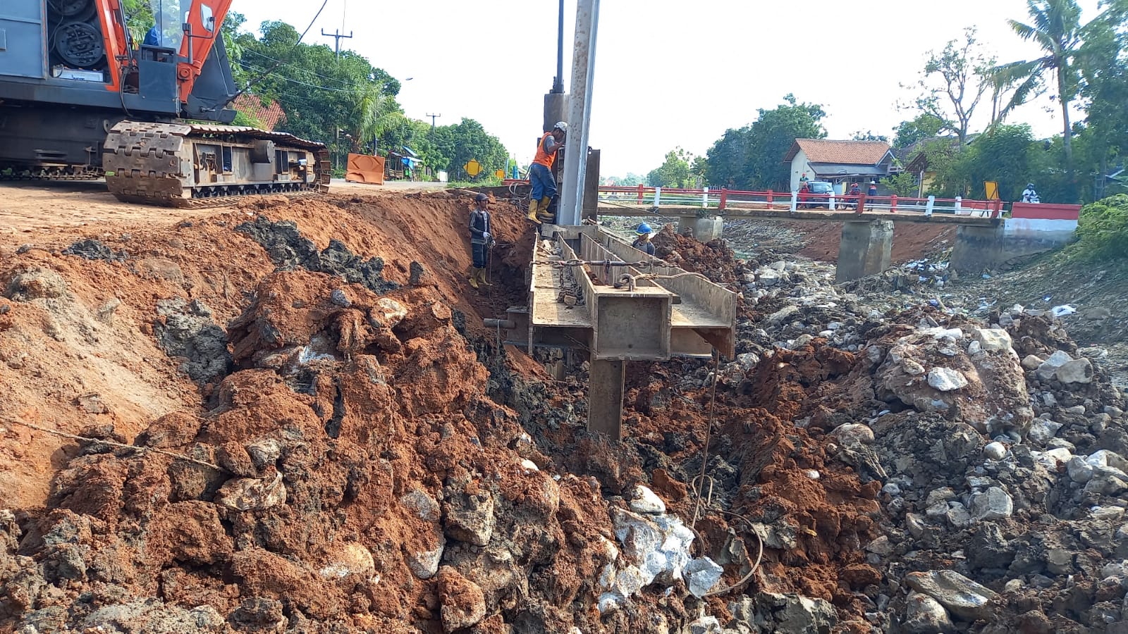 PT. Hutama Karya Kerjakan Pemancangan Beton