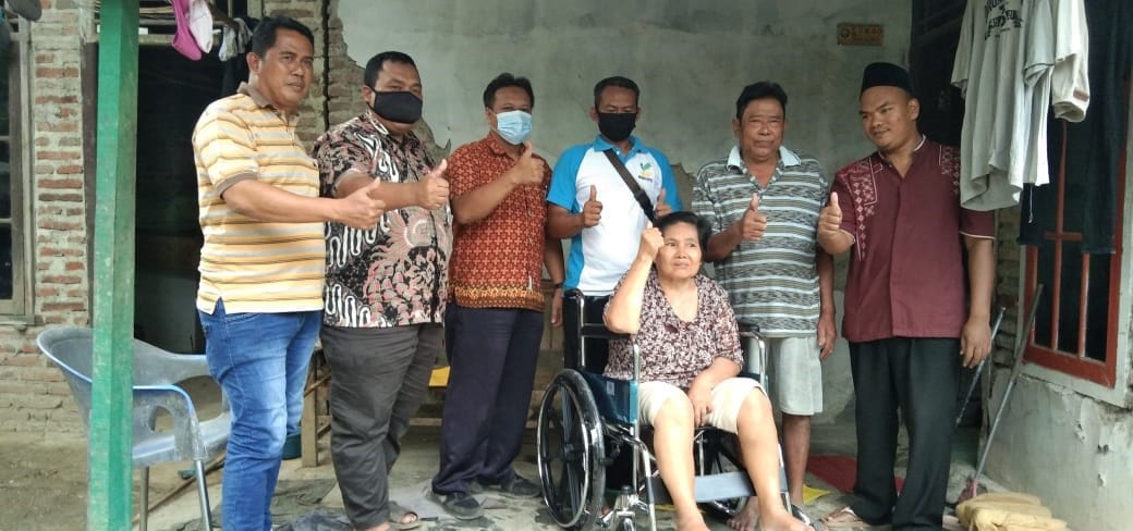 Dedi Wahidi Bagikan Kursi Roda bagi Lansia