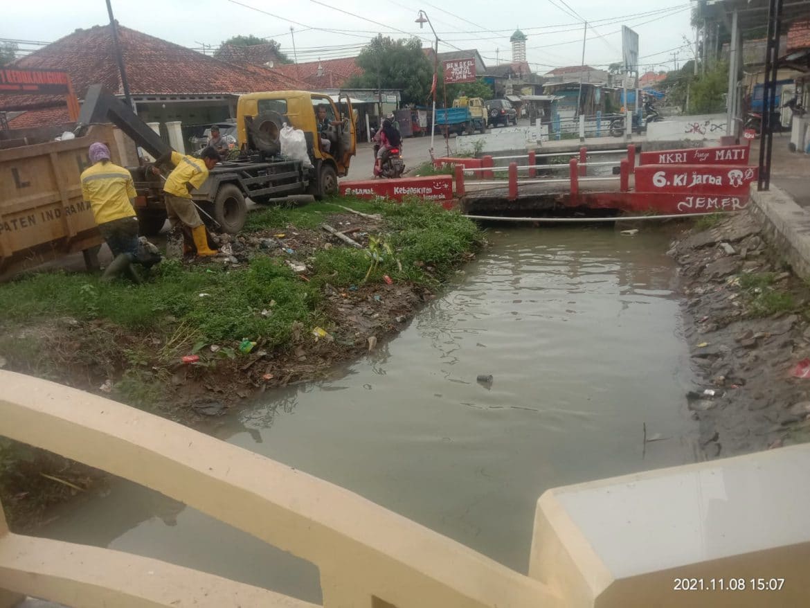 Antisipasi Banjir, DLH Bersihkan Saluran Irigasi