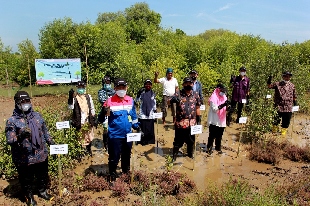 Resmikan Bank Sampah dan Tanam Mangrove