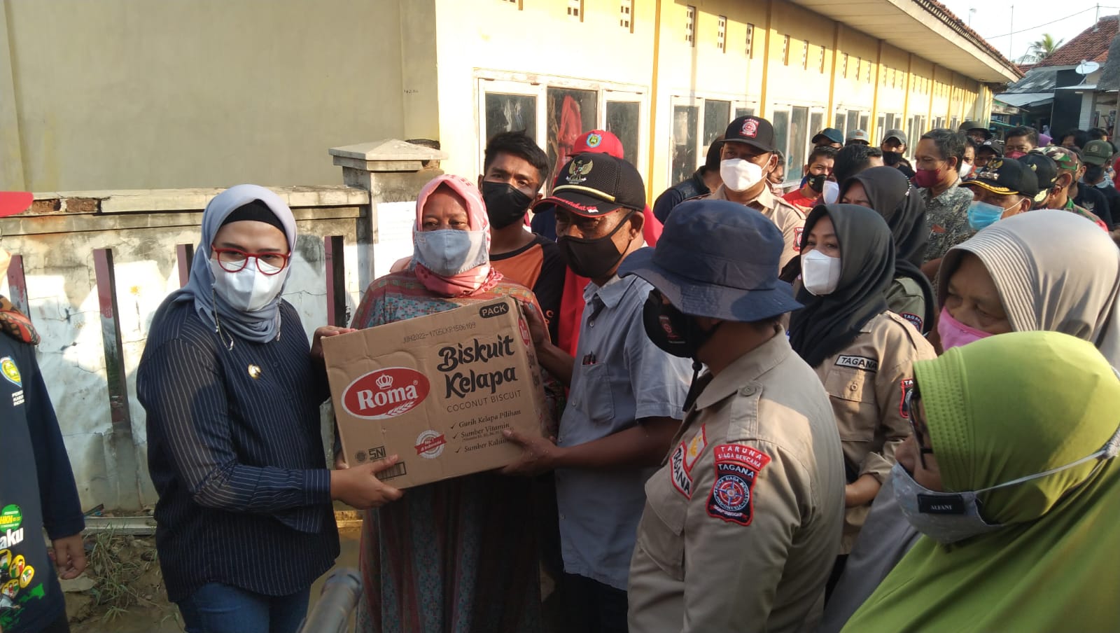 Bupati Nina Tawarkan Bedol Desa, Beri Bantuan Korban Banjir Eretan Wetan