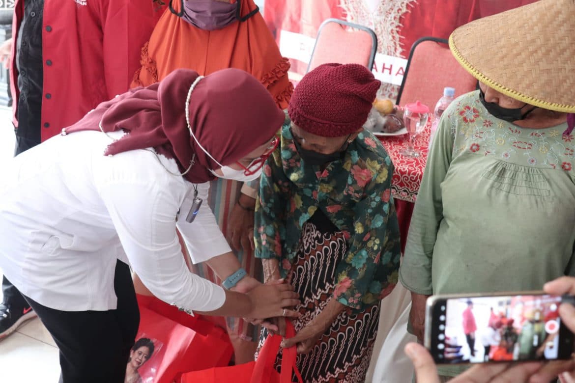 Beras untuk Warga Miskin, Bupati Nina Salurkan Bansos dari Ketua DPR