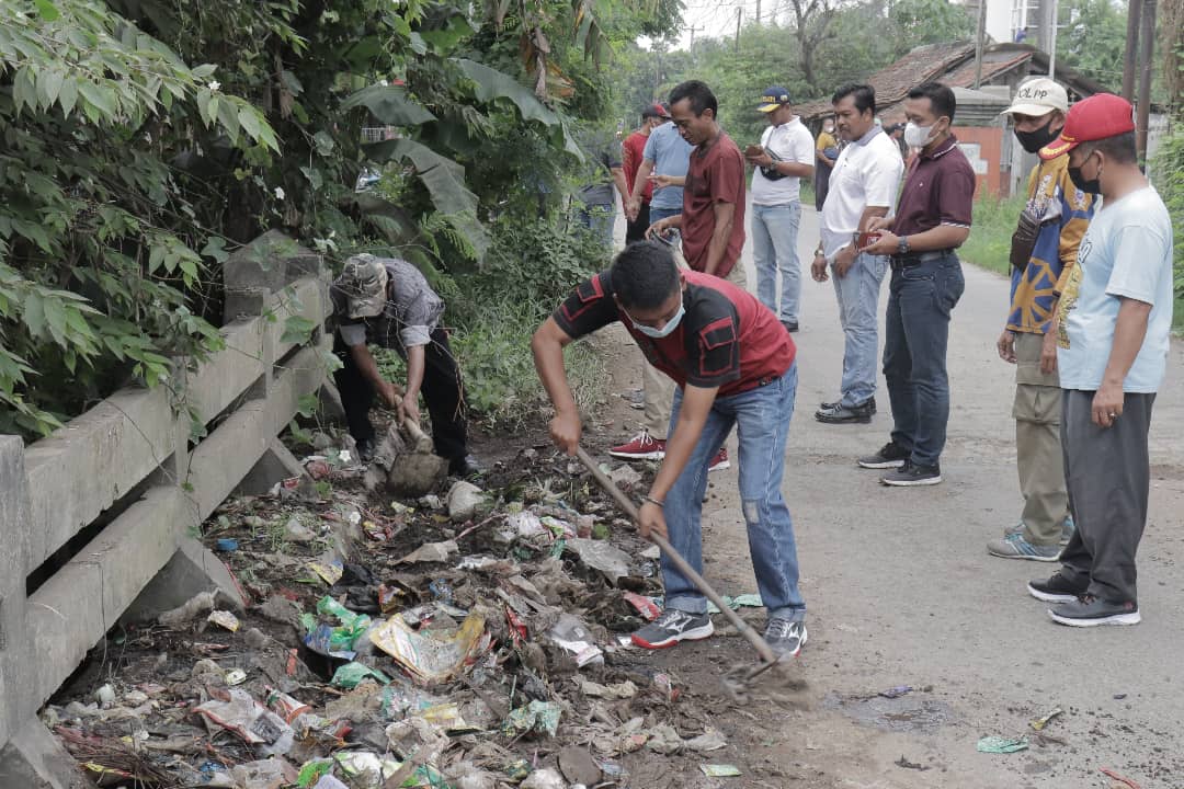 Jembatan Krapyak Jadi TPS Liar, Camat Kerahkan Personel, Gelar Aksi Bersih-Bersih