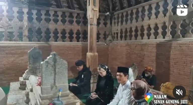 Nikita Mirzani Diajak Ziarah ke Makam Sunan Gunung Jati