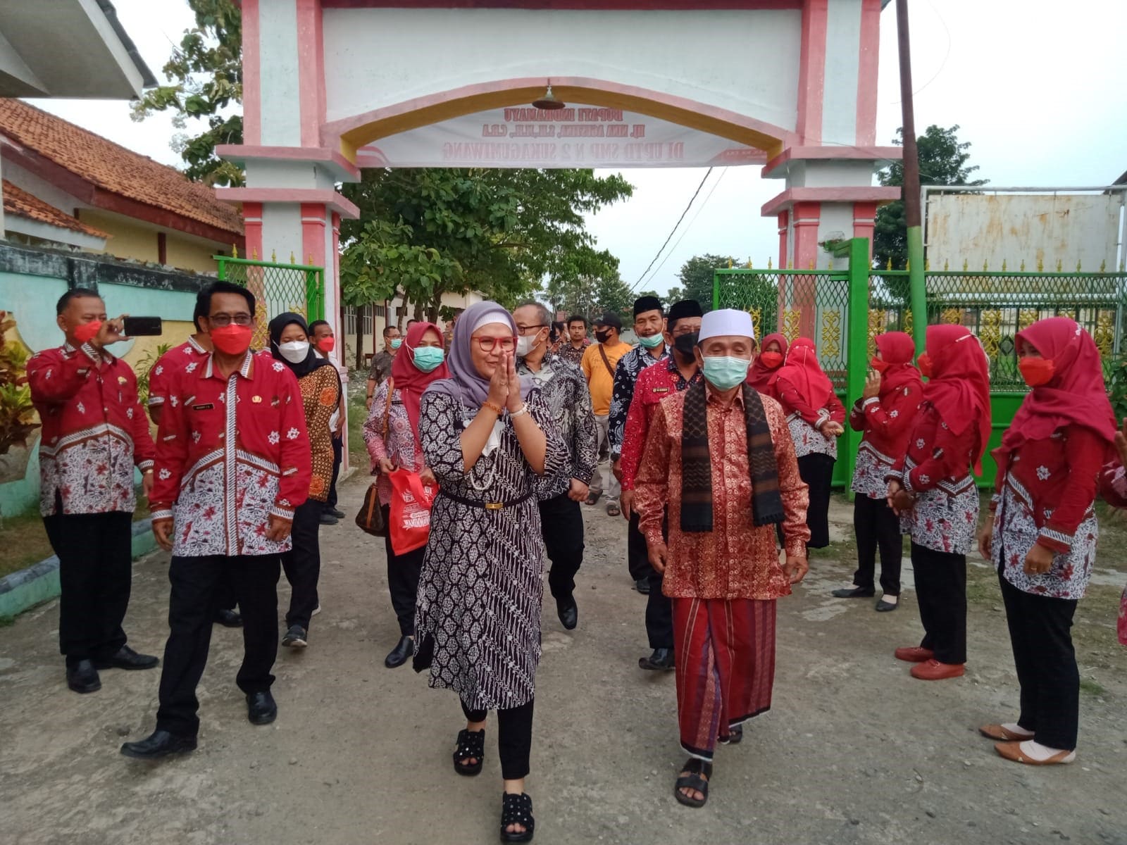 Buya Syakur Hibahkan Tanah kepada Bupati Nina, Luas 9800 Meter Persegi, Sudah Lama Ditempati SMPN 2 Sukagumiwa