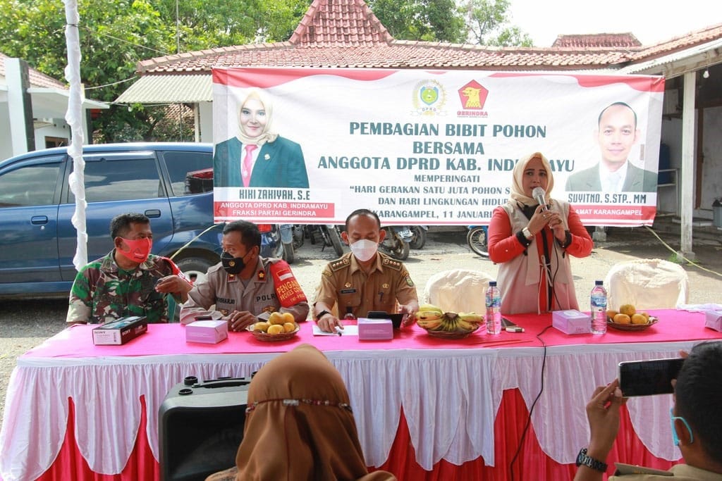 Anggota DPRD Kiki Zakiyah Bagikan 500 Bibit Pohon