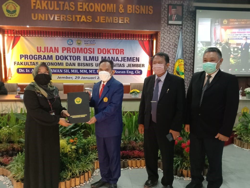 Dirut Perumda Tirta Darma Ayu Indramayu Lulus Sidang Doktoral di Universita Jember