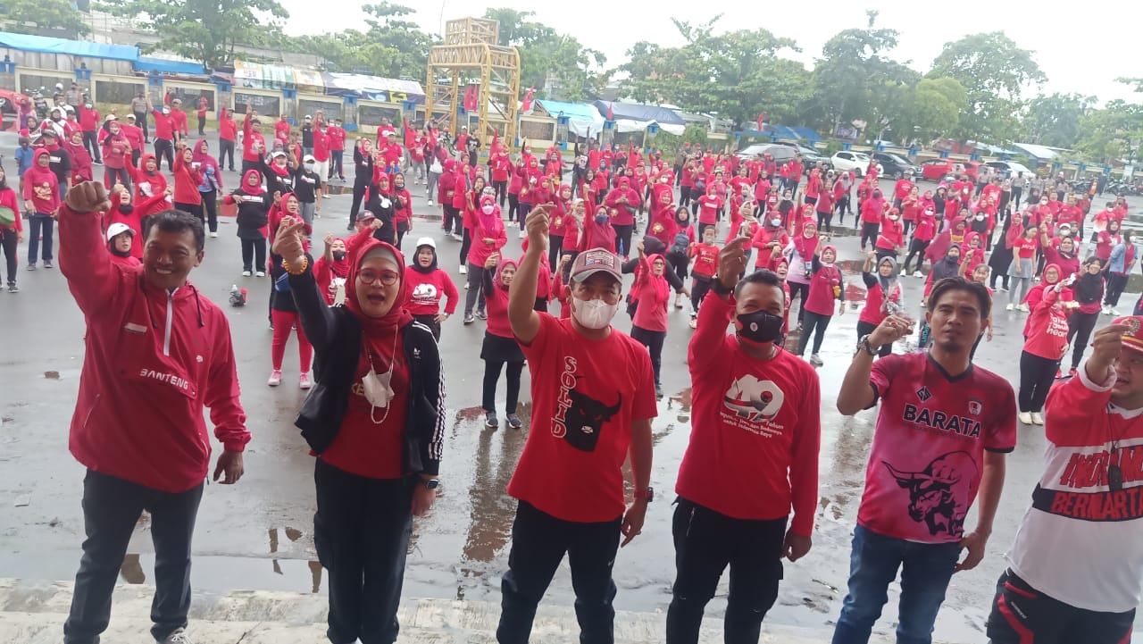 Bupati Nina, Kader PDIP Dan Warga Senam Bersama