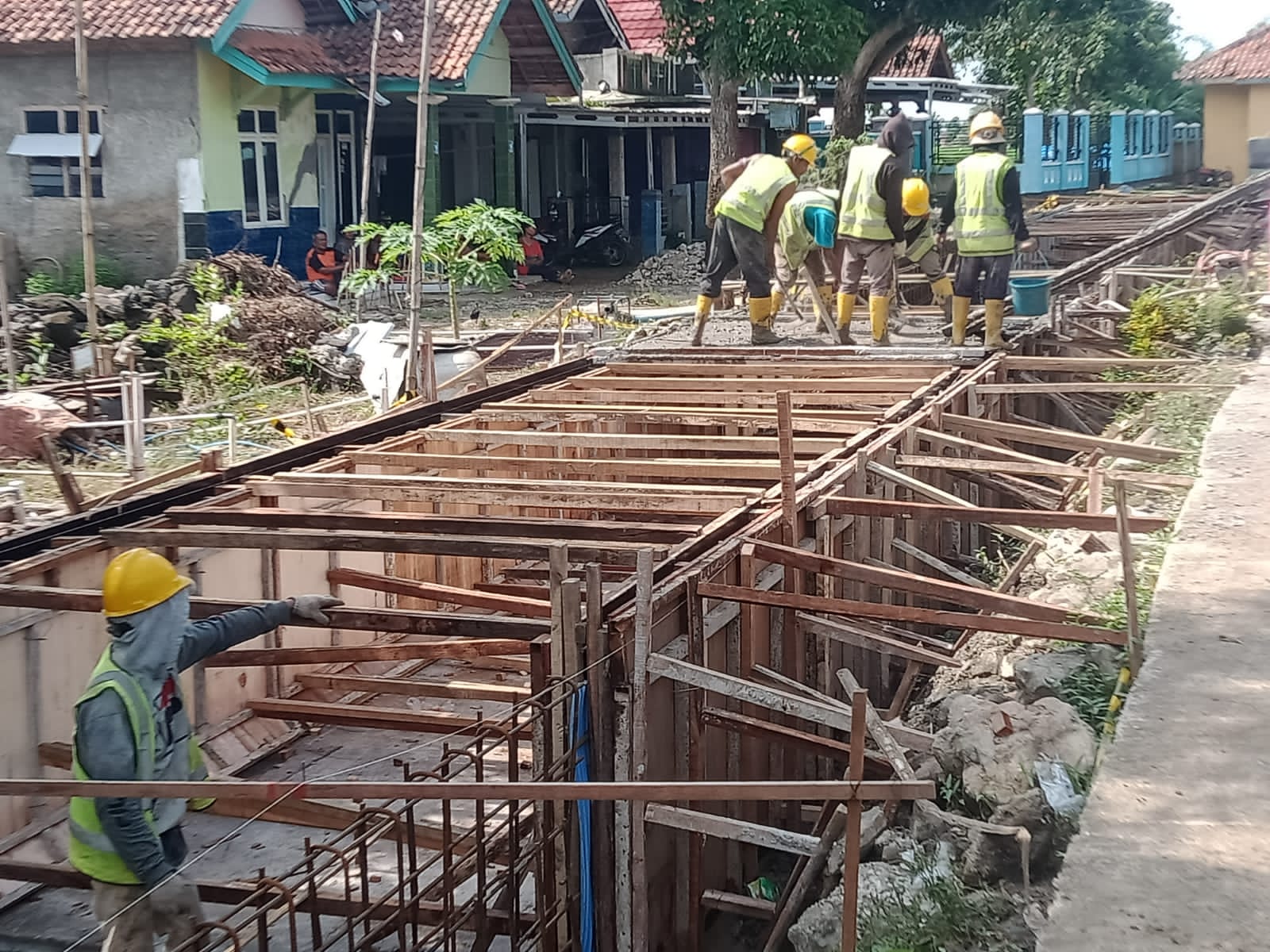 Kejar Proyek untuk Buat Saluran Sekunder