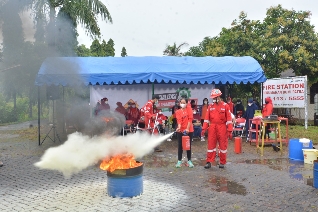 Istri Pekerja Pertamina Dilatih Pemadaman dan Safety Campaign