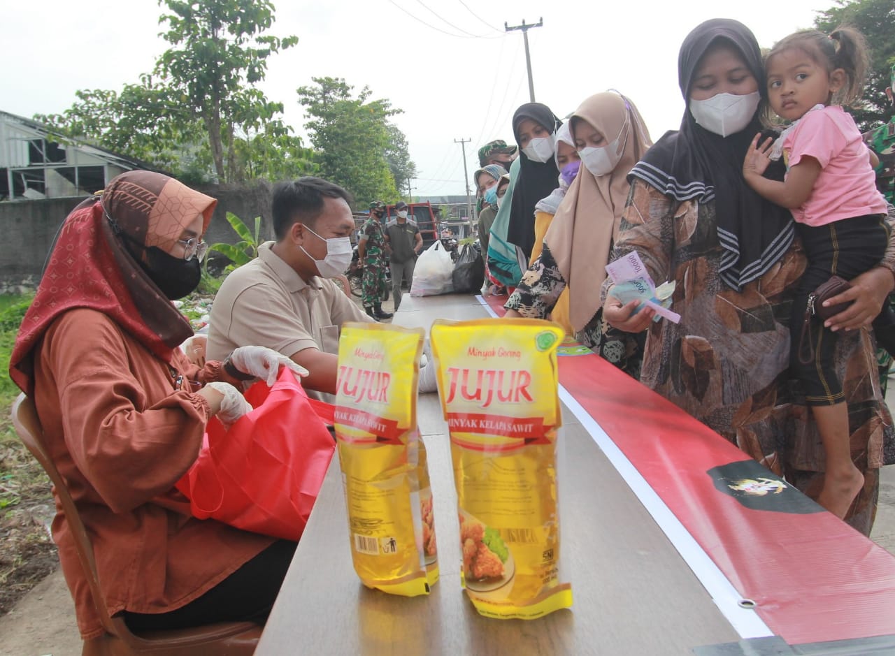 Warga Serbu Operasi Pasar Minyak Goreng