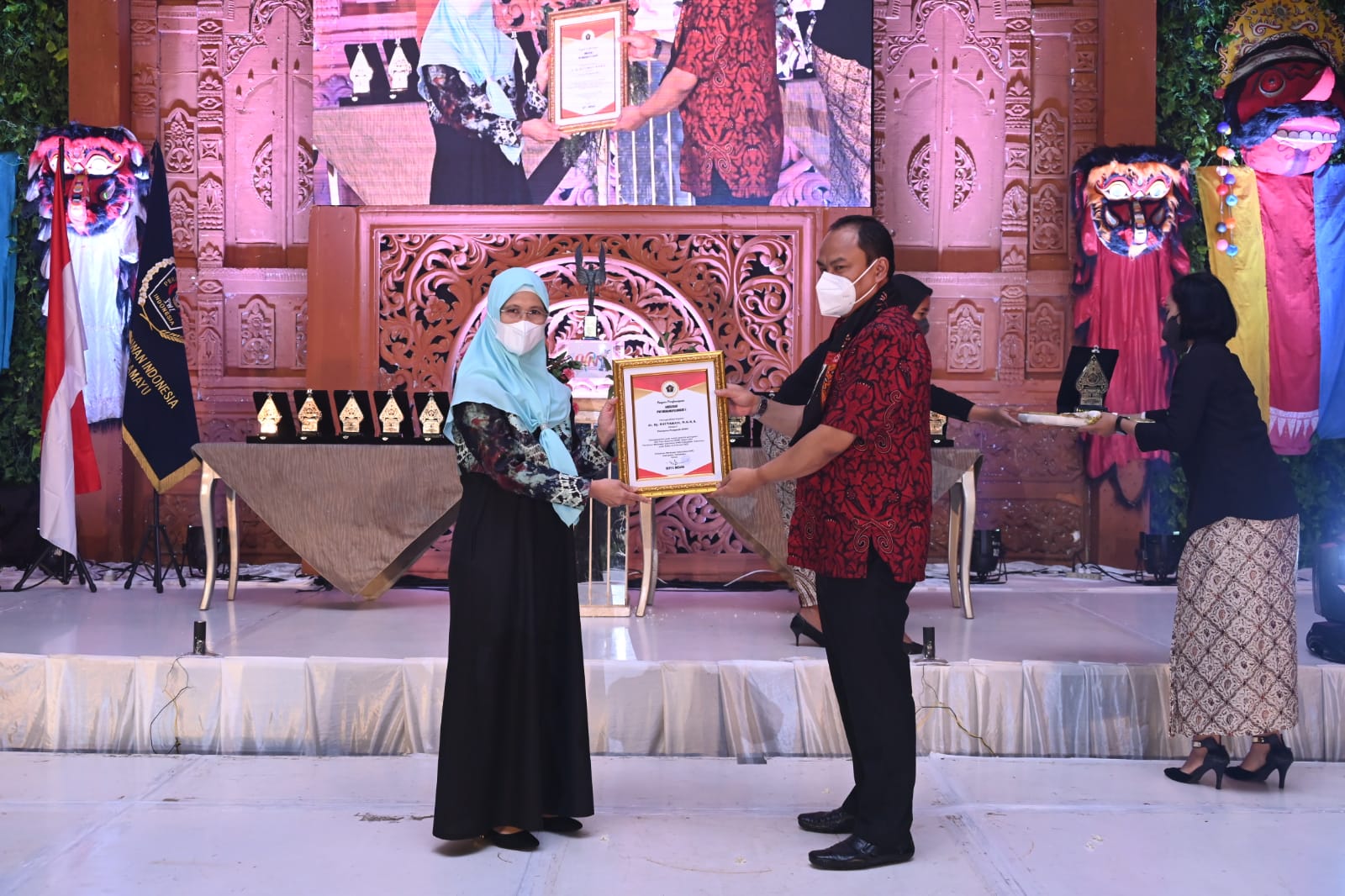 Dr Hj Ratnawati Raih Anugerah Perempuan Penggerak UMKM dari PWI Indramayu