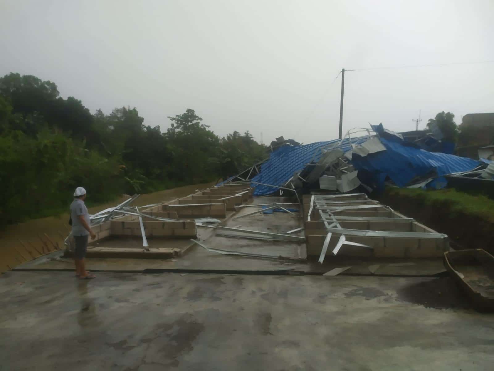 Diterjang Angin, 80 Atap Kios Pasar Jambe Ambruk