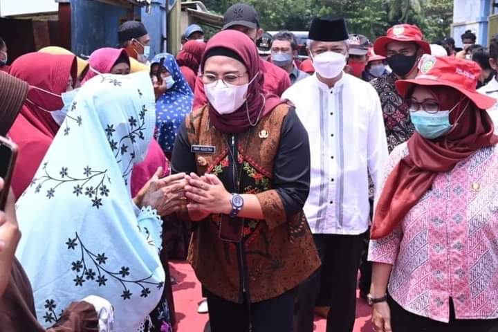 Siap Dukung Bupati Nina,  Warga Cantigi Berebut Salaman