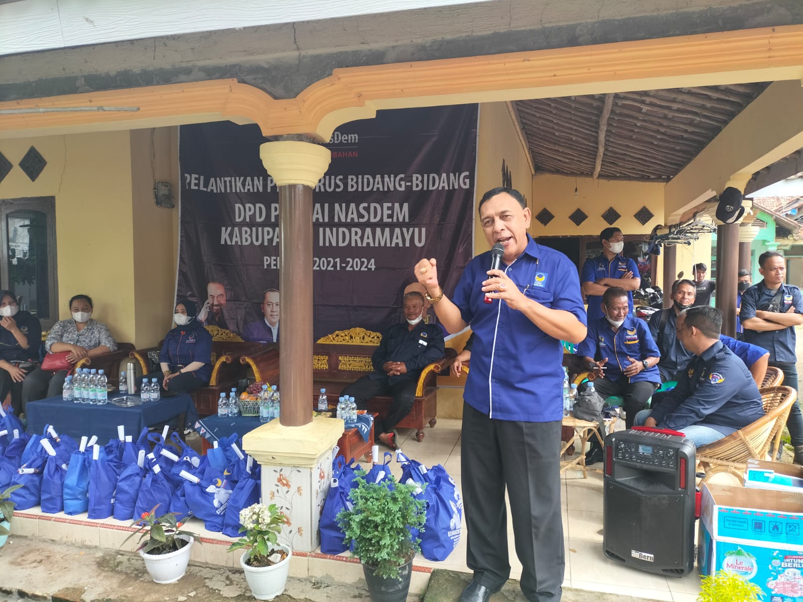 Bagi Sembako di Kampung Nasdem