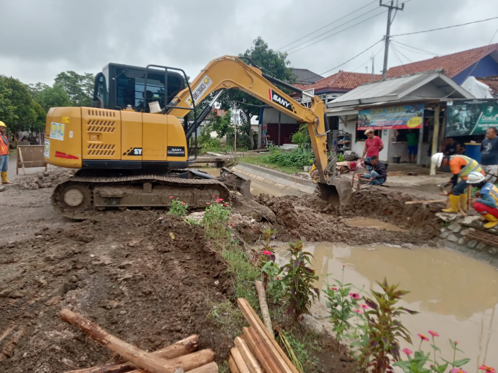 PT. Brantas Abipraya Lakukan Normalisasi Saluran Irigasi Pembuang Cibuaya.
