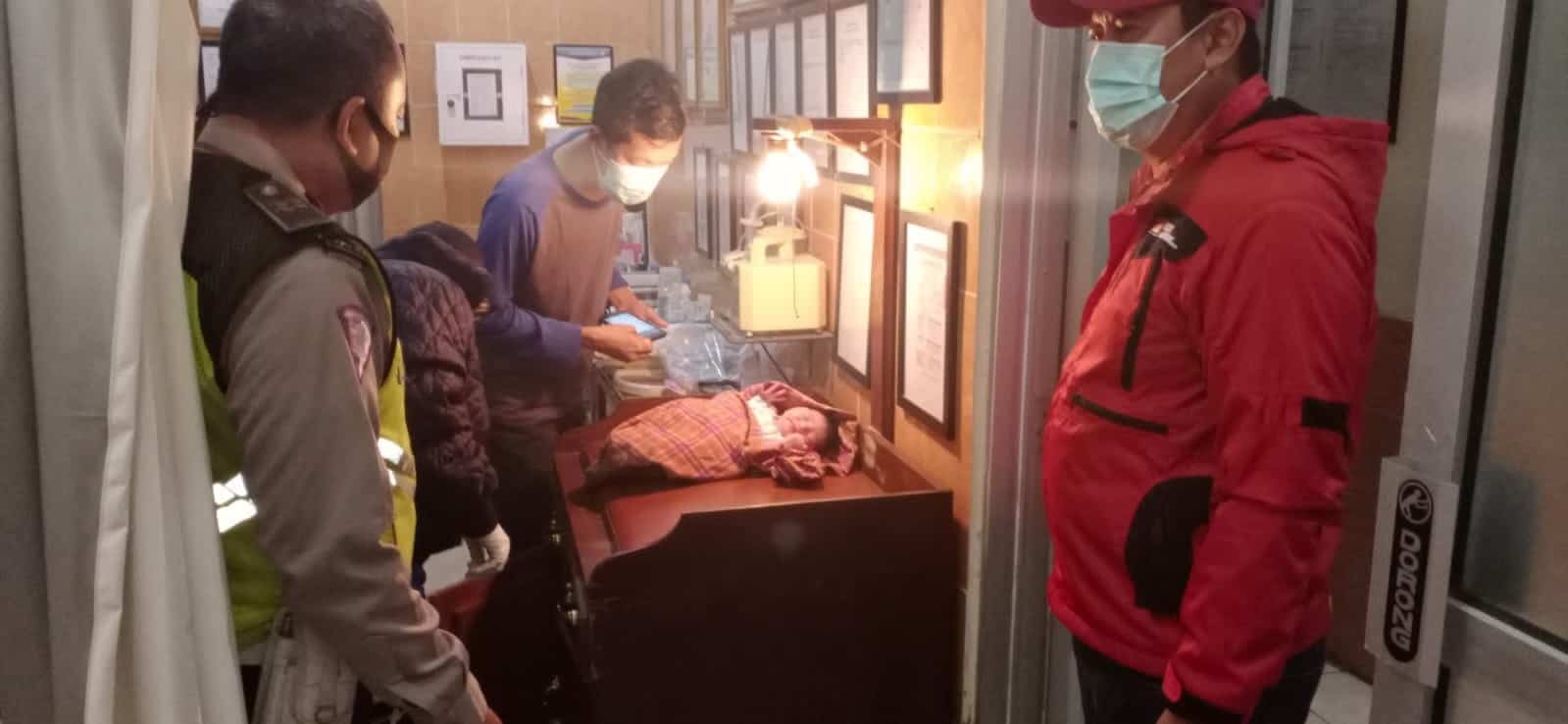 Heboh, Bayi Perempuan Tergeletak di Depan Toko