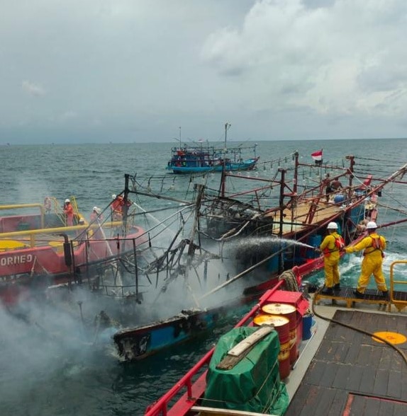 Tim Pertamina Berhasil Padamkan Kebakaran Kapal Nelayan Cumi, Semua ABK Selamat