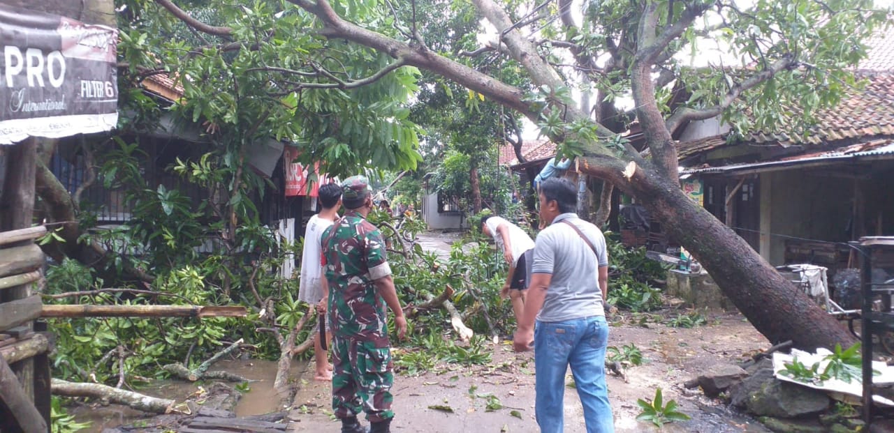 Angin Puting Beliung Rusak Puluhan Rumah dan Fasum