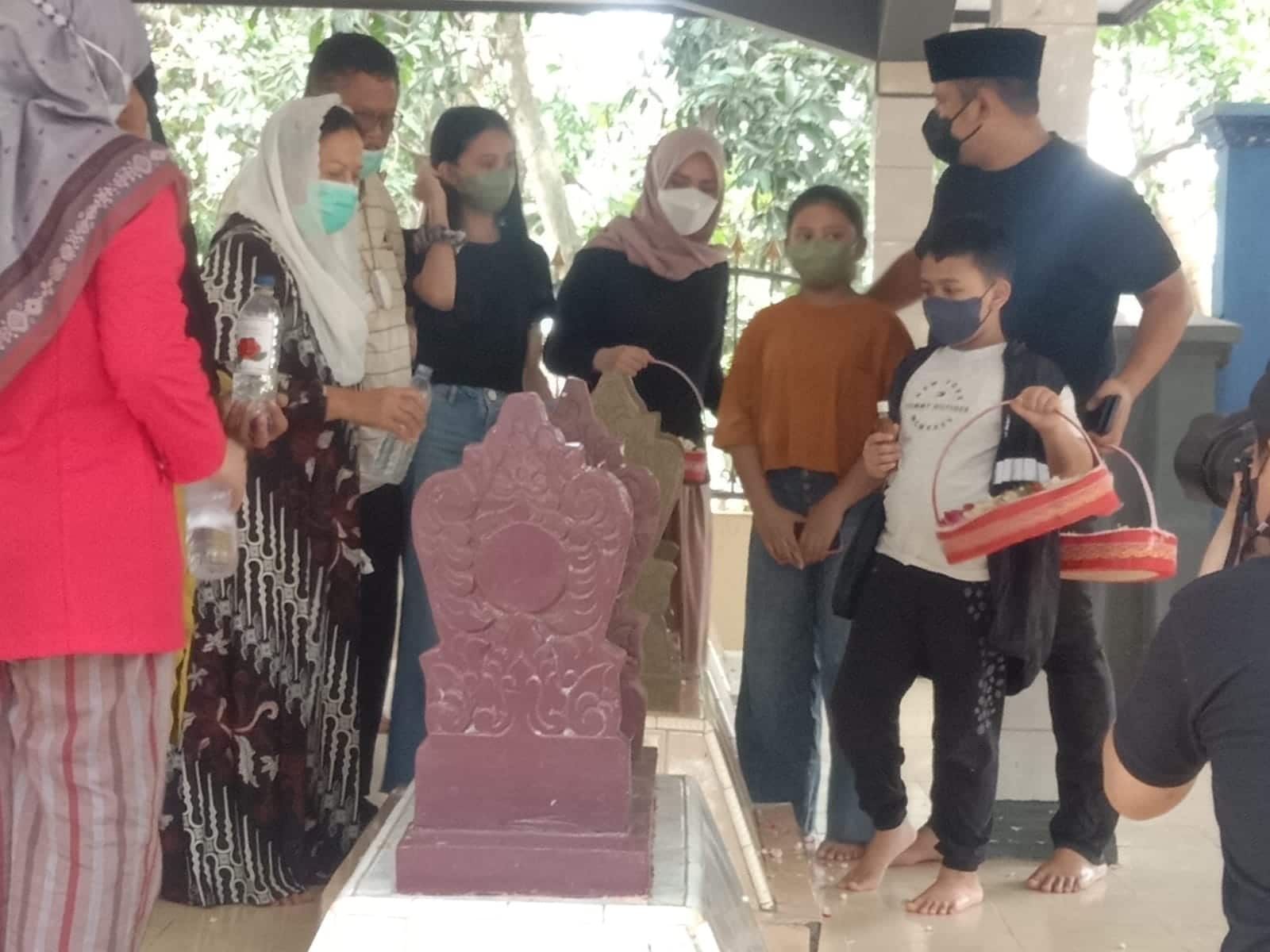 Keluarga Besar Da’i Bachtiar Ziarah ke Makam Leluhur