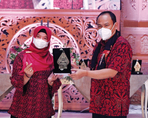 Eti Herawati Mengangkat Sekolah di Perbatasan Menjadi Sekolah Digital