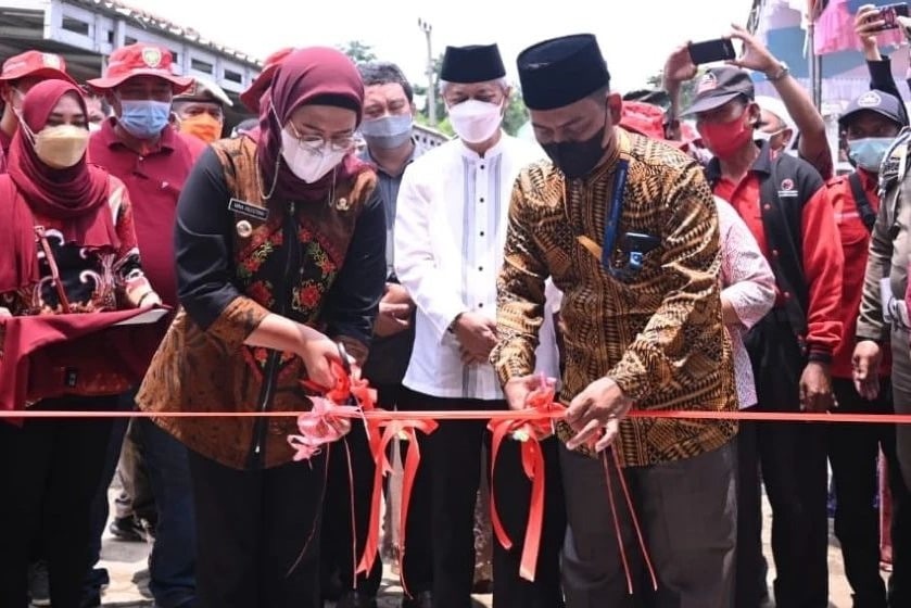 Bupati Ajak Warga Makmurkan Masjid, Beri Bantuan dan Resmikan Masjid Jami Al-Kahfi Cantigi