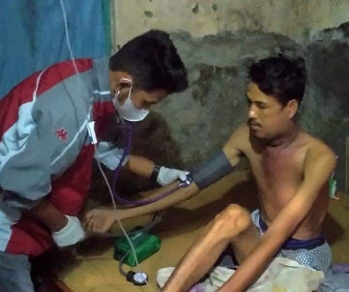 Dokmaru Puskemas Cikedung Beri Layanan Medis Warga meski Sudah Larut Malam