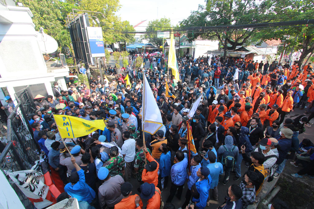 Ratusan Mahasiswa Kepung DPRD