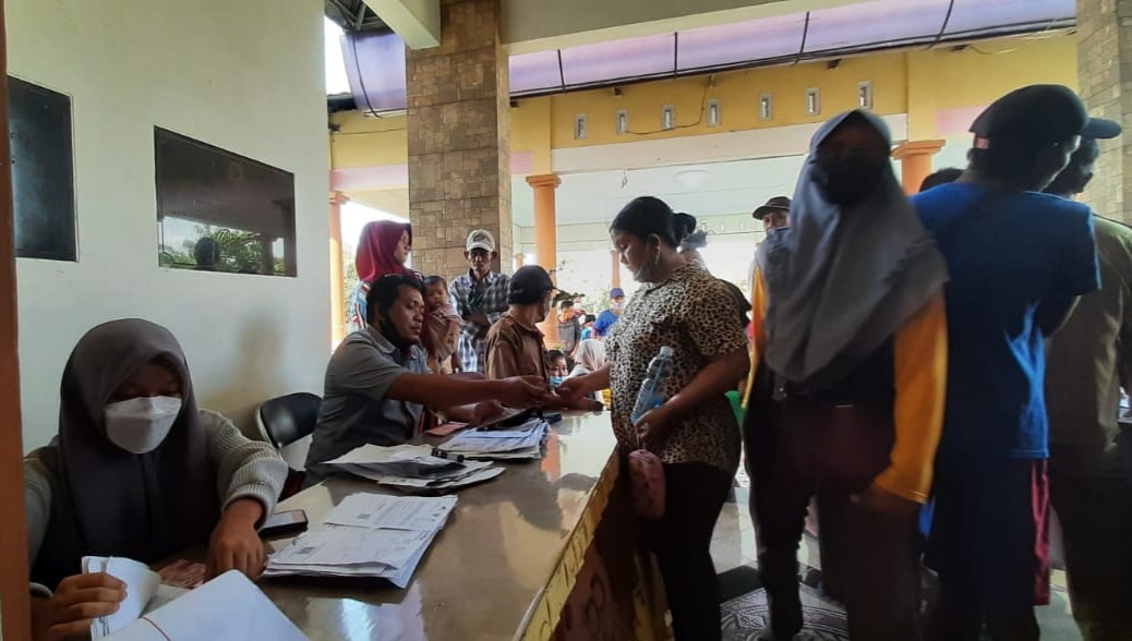 Warga Antre Terima Subsidi Minyak Goreng