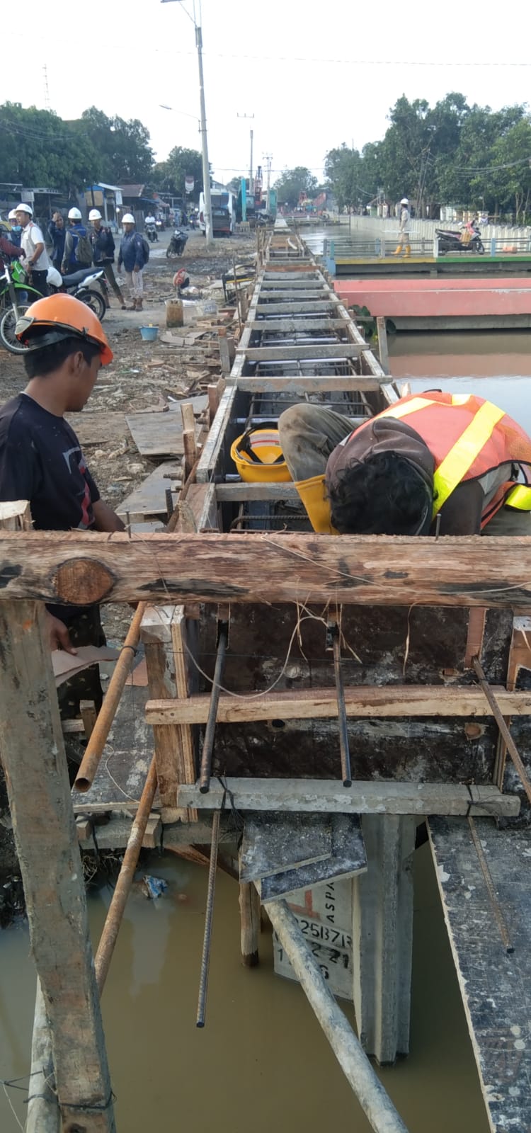 PT. Hutama Karya Kerjakan Pemasangan Lining