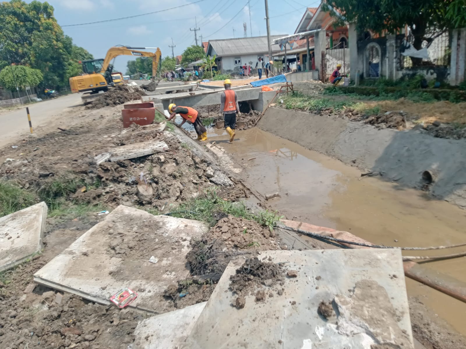 PT. Brantas Abipraya Buat Pintu Air