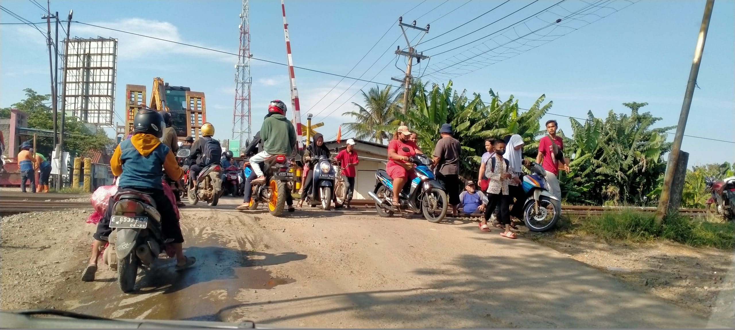 Sering Kecelakaan dan Macet, Warga Desak Perbaikan Jalan Perlintasan KA Terisi