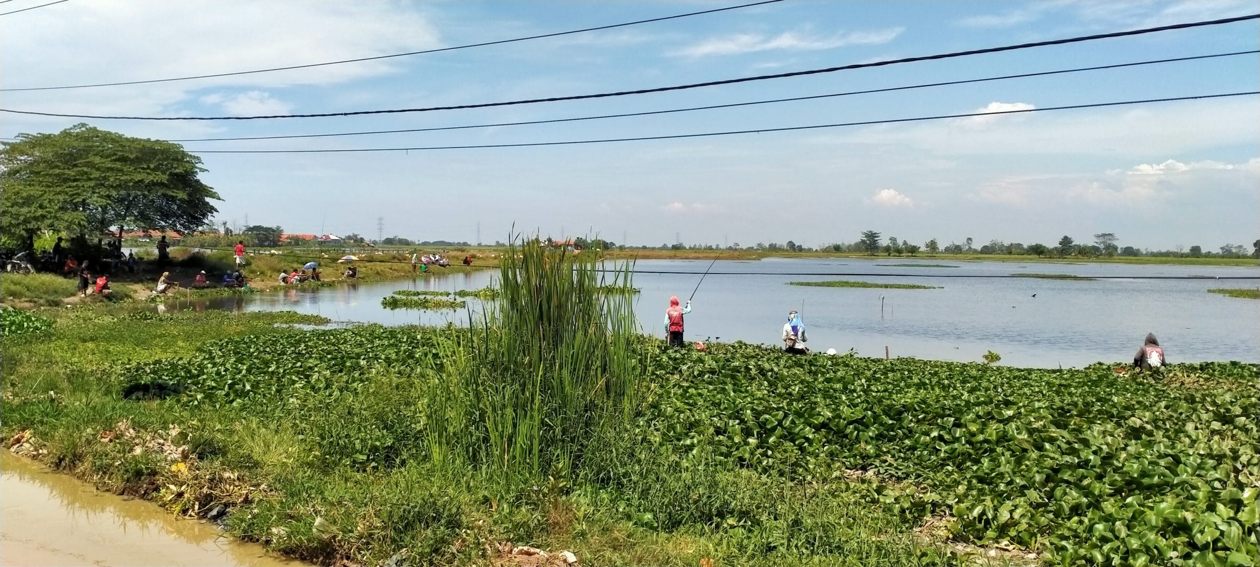 Ngabuburit, Warga Pilih Mancing