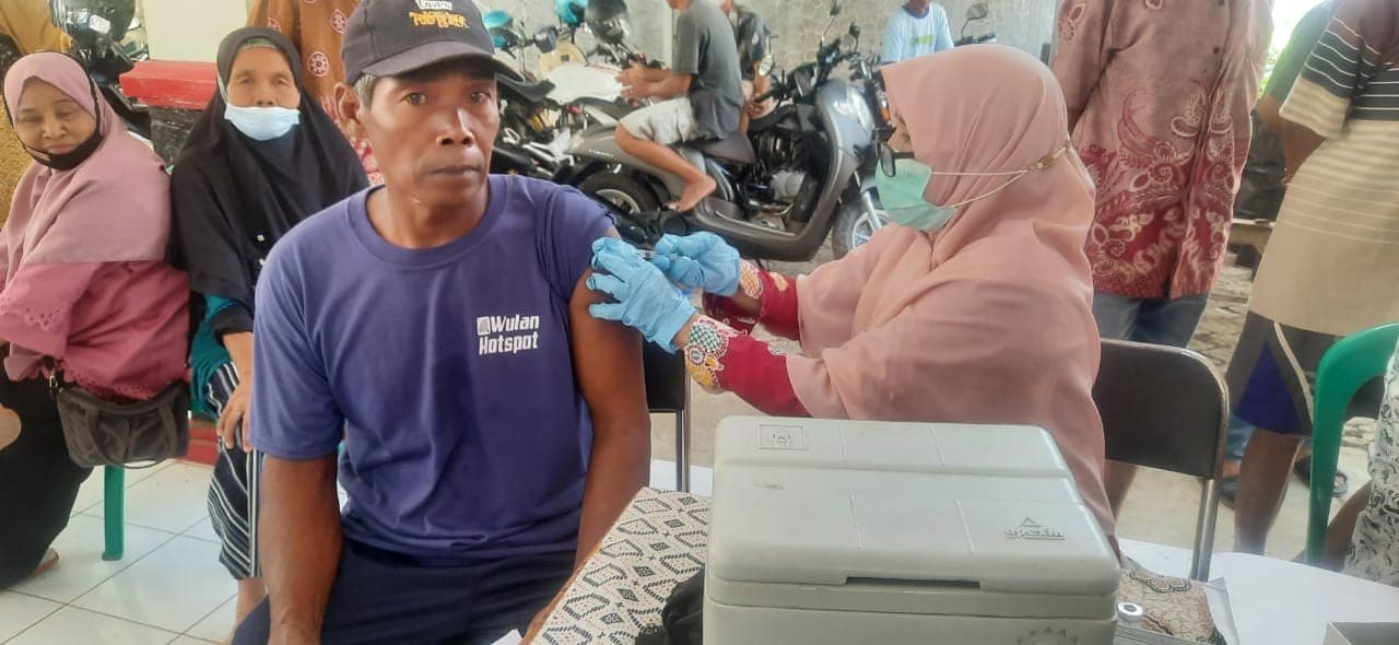 Sasar Penerima Bantuan Sosial, Pemcam Membuka  Gerai Vaksin di Lokasi  Penyaluran Bantuan