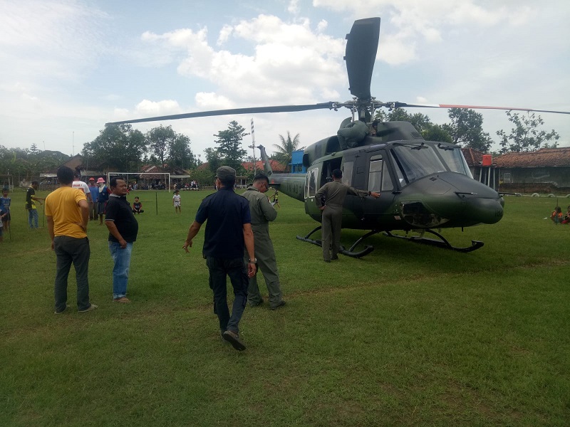 Helikopter Mendarat Darurat di Gabus Wetan Indramayu