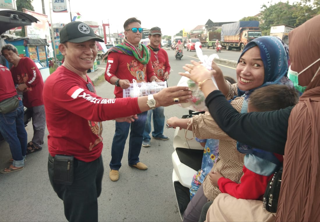 N-Max dan X-Max Rider Indramayu Gelar Baksos Ramadan : Bagi-bagi Takjil ke Warga, Sambil Berdayakan Pedagang K