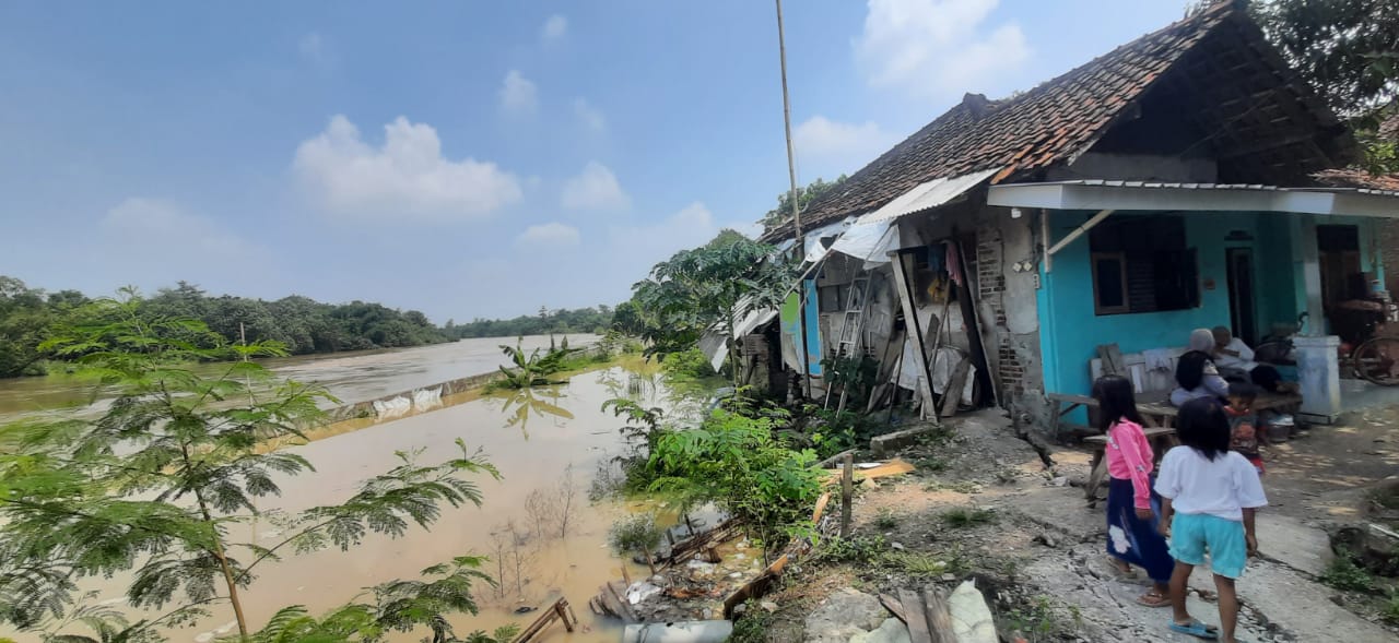 Debit Sungai Cimanuk Naik, Warga yang Tinggal Dekat Tanggul Kritis Diminta Waspada